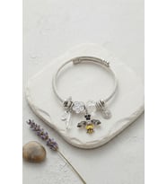 Arı ve Beyaz Çiçek Charmlı Gümüş Renk Bileklik TJ-BB8778