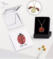 BK Gift Kişiye Özel İsimli Uğur Böceği Temalı Ayna ve Açılan Uğur Böceği Kolye Hediye Seti-3 (Beyaz)