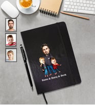 Kişiye Özel Babalar Günü Baba Kız Erkek Kardeş Karikatürlü Siyah Defter Kalem Hediye Seti Model-2