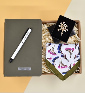 Kişiye Özel Haki Yeşil Defter& Beyaz Roller Kalem& Gold Renk Çiçek Model Broş& Yeşil Renk Detaylı Fular Hediye Seti