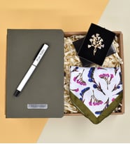 Kişiye Özel Haki Yeşil Defter& Beyaz Roller Kalem& Gold Renk Çiçek Model Broş& Yeşil Renk Detaylı Fular Hediye Seti