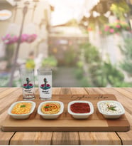 BK Gift Kişiye Özel Çapa Tasarımlı 2’li Rakı Bardağı ve Meze Tabaklı Doğal Masif Ahşap Servis Sunum Tepsisi Model 4