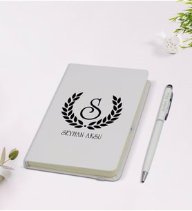 BK Gift Kişiye Özel Çelenk Baş Harfli İsimli 9x14cm Beyaz Defter ve Kalem Hediye Seti - Model 3