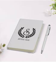 BK Gift Kişiye Özel Çelenk Baş Harfli İsimli 9x14cm Beyaz Defter ve Kalem Hediye Seti - Model 3