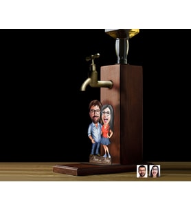 BK Gift Kişiye Özel Sevgililer Karikatürlü Musluklu Ahşap Viski Standı-33, Viski Çeşmesi, Doğum Günü Hediyesi, İçecek Dispenseri