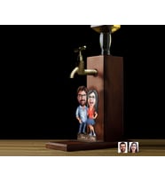 BK Gift Kişiye Özel Sevgililer Karikatürlü Musluklu Ahşap Viski Standı-33, Viski Çeşmesi, Doğum Günü Hediyesi, İçecek Dispenseri