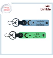 Patron İçin Şık ve Anlamlı Hediye – Ay Yıldızlı Kişisel İsimli Anahtarlık Takımı, Gök Mavi-Yeşil
