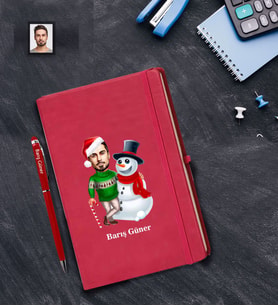 Kişiye Özel Yılbaşı Erkek Karikatürlü Kırmızı Defter Kalem Hediye Seti Model-13