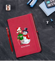 Kişiye Özel Yılbaşı Erkek Karikatürlü Kırmızı Defter Kalem Hediye Seti Model-13
