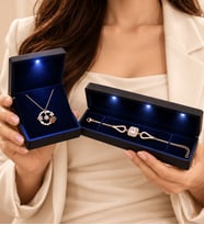 Işıklı Kutularında 925 Ayar Gümüş Set Laleli 100 Dilde Seni Seviyorum Kolye ve Gold Baget Bileklik