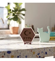 Modern TÜRK Yazılı Dekoratif Obje, Yaşam Alanlarına Karakter Katan Masaüstü Aksesuarı 10x10 cm, Açık Kahve