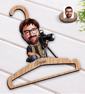 BK Gift Kişiye Özel Erkek Fotoğrafçı Karikatürlü Standart Boy Ahşap Elbise Askısı-1