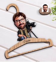 BK Gift Kişiye Özel Erkek Fotoğrafçı Karikatürlü Standart Boy Ahşap Elbise Askısı-1