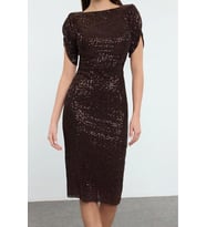 Moda Stil Fitted Kayık Yaka Midi Boy Vücuda Oturan Parıltılı Örme Payet Şık Abiye Elbise (Kahverengi)