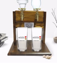 BK Gift Kişiye Özel Renkli Baskılı Kahramanmaraş Tasarımlı Turistik İkili Rakı Bardağı ve Çift Musluklu Doğal Ahşap Rakı Standı-1 (Model 1)