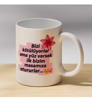 Bizi Kötülüyorlar Yazılı Çiçekli Kupa - Esprili Sözlü Hediyelik Kahve Kupası