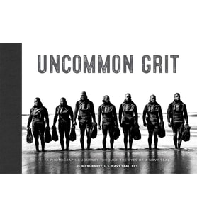 Uncommon Grit: A Photographic Journey Through Navy Seal Training (Krem)