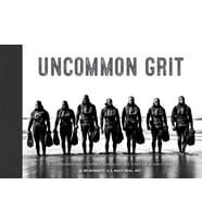 Uncommon Grit: A Photographic Journey Through Navy Seal Training (Krem)