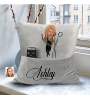 BK Gift Kişiye Özel Kuaför Karikatür Tasarımlı Organizer Kumanda ve Atıştırmalık Cepli Gri Kırlent Yastık-1 Arkadaşa Hediye, Cepli Yastık