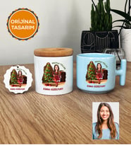 Kişiye Özel Karikatürlü Yılbaşı Hediyesi Hediye Seti Pastel T Kupa, Kalemlik, Anahtarlık Noel Anneye Hediye (Mavi)