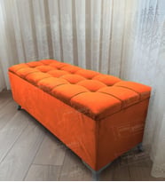 Çizgi Kapitoneli Sandıklı Puf 90 cm Gümüş Ayak (Turuncu)