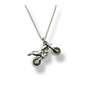 Vintage Motosiklet Figürlü Kolye – Motor Tutkusunu Taşıyan Unisex Zincir Aksesuar (Gümüş)