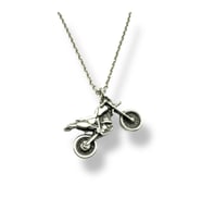 Vintage Motosiklet Figürlü Kolye – Motor Tutkusunu Taşıyan Unisex Zincir Aksesuar (Gümüş)