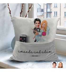 BK Gift Kişiye Özel Evleniyoruz Karikatür Tasarımlı Organizer Kumanda ve Atıştırmalık Cepli Gri Kırlent Yastık-9 Arkadaşa Hediye, Cepli Yastık