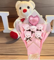 Premium 35 cm Peluş Ayı ve Kalp Balonlu Romantik Pembe Peluş Ayıcık Buketi (Beyaz)