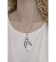 Kanat ve Tüy Detaylı Metal Figür Kolye – Zincirli Tasarım Kolye