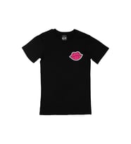 Pembe Dudak Cep Logo Tasarımlı Siyah Tişört