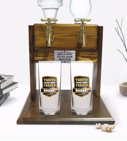 BK Gift Kişiye Özel Renkli Baskılı Yarıya Kadar Değil Yaraya Kadar Tasarımlı İkili Rakı Bardağı ve Çift Musluklu Doğal Ahşap Rakı Standı-5 (Model 1)