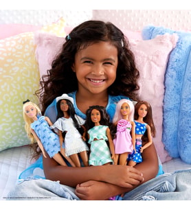 Barbie Fashionistas Bebek, Fiyonklu Ve Önden Bağlamalı Mavi Elbisesi, Fiyonklu Siyah Saç Tokası Ve U (Çok Renkli)