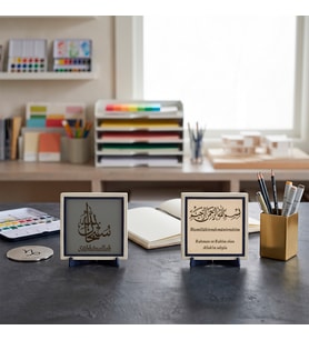 Komodin, Ofis ve Kitaplık İçin Tesbih Stantlı Tasarım ve Damla Hat Meâlli Besmele İkili Takım 10x10 cm, Pudra - Kül Gri