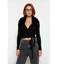 Kadın Kürklü Yaka Bağcıklı Fitted Kesim Crop Triko Kazak Sonbahar Kış Stilinize Konfor Katacak
