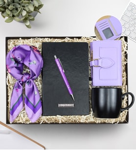 Kişiye Özel Siyah Defter & Gümüş Renk Detaylı Mor Tükenmez Kalem & Mor Çiçekli Fular & Siyah Kupa & Mor Yumuşak Deri Kartlık Cüzdan Hediye Seti