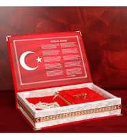 Türk Bayraklı Kadife Sandık ve Kur’an-ı Kerim Seti