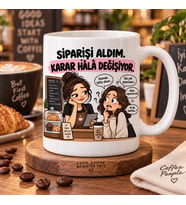 Siparişi Aldım Karar Hâlâ Değişiyor Esprili Barista Baskılı Kupa – Kahveci Hediyesi