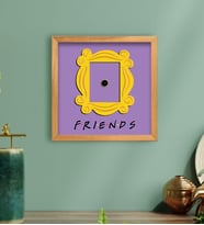 BK Gift Friends Monica’s Kapı Süsü Çerçevesi Kabartmalı Ahşap Tablo