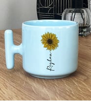 Kişiye Özel Ayçiçek ve İsim Yazılı Hediye Pastel T Kupa  Çiçek Desenli (Mavi)