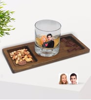 BK Gift Kişiye Özel Sevgililer Karikatürlü Viski Bardağı ve Doğal Masif Ahşap Dikdörtgen Sunum Tabağı Çerezlik Hediye Seti-88