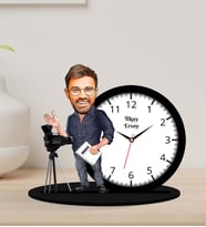 Kişiye Özel Karikatürlü Fotoğrafçı Ahşap Biblo Masa Saati