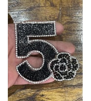 8X8 CM ÜTÜ İLE YAPIŞAN DERİ,TAŞLI,GÜL VE 5 RAKAMI SİYAH APLİKE ARMA DİKİŞ AKSESUARI
