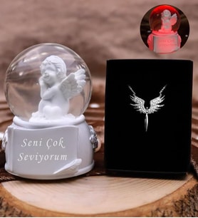 Kişiye Özel Melek Kolye & Kişiye Özel Yazılı Işıklı Melek Kar Küresi Hediye Seti