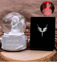 Kişiye Özel Melek Kolye & Kişiye Özel Yazılı Işıklı Melek Kar Küresi Hediye Seti