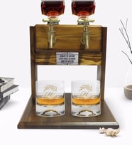 BK Gift Kişiye Özel Renkli Baskılı Baş Harf İsim Tasarımlı İkili Viski Bardağı ve Çift Musluklu Doğal Ahşap Viski Standı-7 (Model 1)
