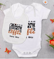 BK Kids Kişiye Özel Mommy Needs A Coffee Tasarımlı Bebek Body Zıbın ve Mama Önlüğü Hediye Seti - Model 1