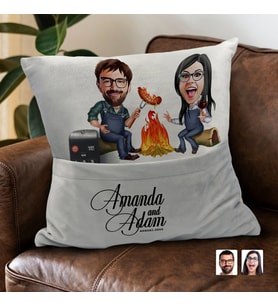 BK Gift Kişiye Özel Sevgililer Karikatür Tasarımlı Organizer Kumanda ve Atıştırmalık Cepli Gri Kırlent Yastık-95 Arkadaşa Hediye, Cepli Yastık