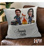 BK Gift Kişiye Özel Sevgililer Karikatür Tasarımlı Organizer Kumanda ve Atıştırmalık Cepli Gri Kırlent Yastık-95 Arkadaşa Hediye, Cepli Yastık