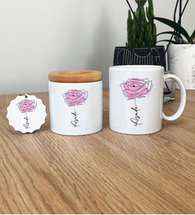 Kişiye Özel Gül ve İsim Yazılı Hediye Seti Kupa Bardak, Kalemlik, Anahtarlık Çiçek Desenli (Beyaz)